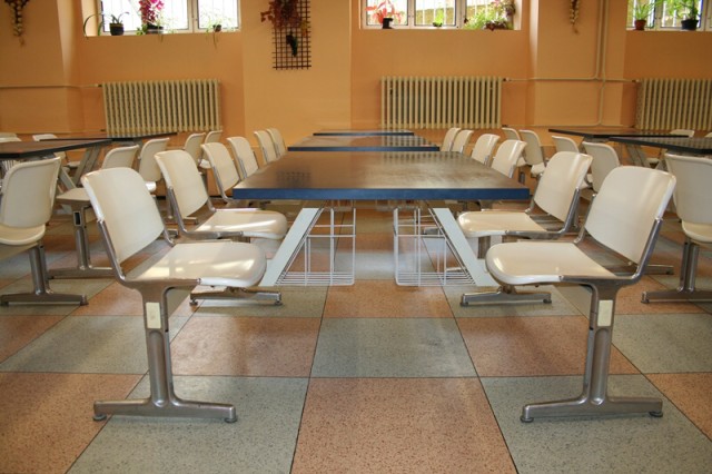 16. dubna 2006 13:58:18 - Nov stoly ve koln jdeln a v atriu koly