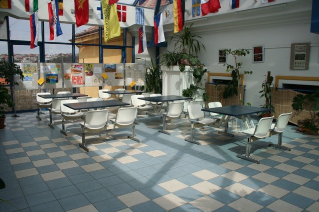 16. dubna 2006 13:59:51 - Nov stoly ve koln jdeln a v atriu koly